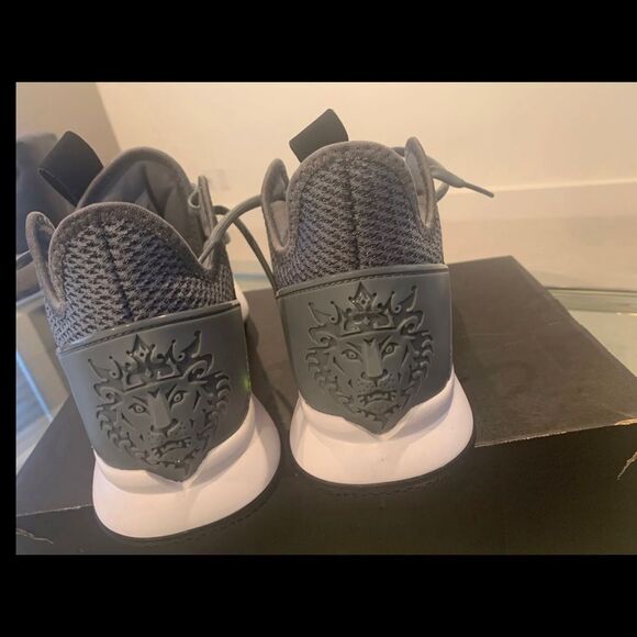 LeBron Witness 4 (Team) CV4004-001) 8.5 M WMS Sz 10 - Picture 5 of 14